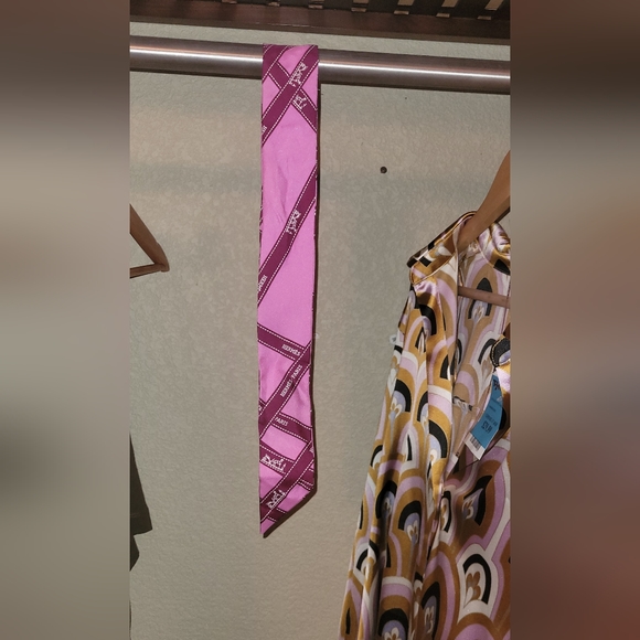 Hermes logo twilly in pink rare vintage print - Picture 3 of 3